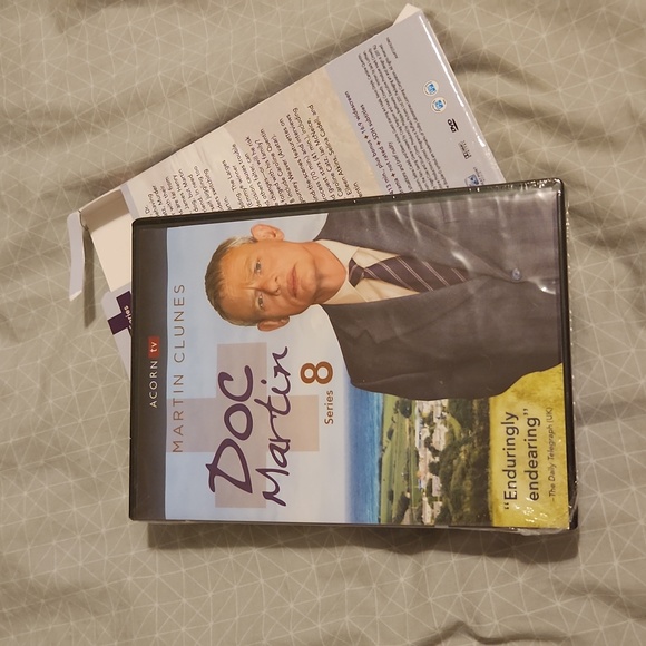 NIP Doc Martin DVD Series 8 - Picture 3 of 6